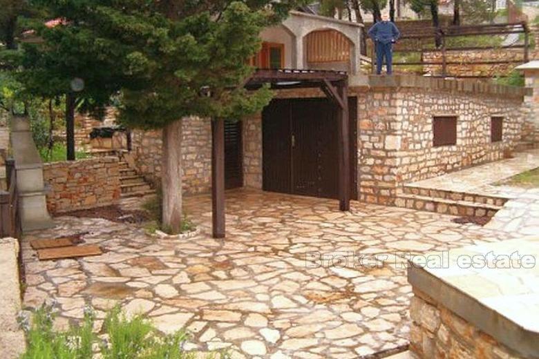 Kuća na izuzetnoj lokaciji, uz more, na prodaju