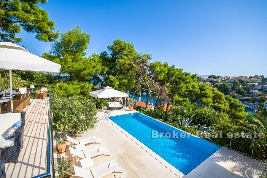 Modern villa med pool, till salu