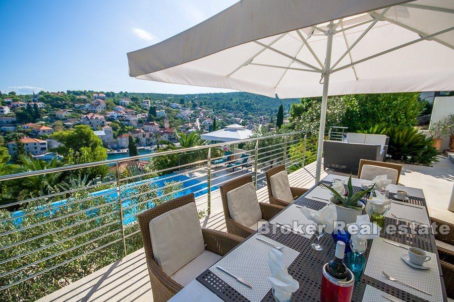 Modern villa med pool, till salu