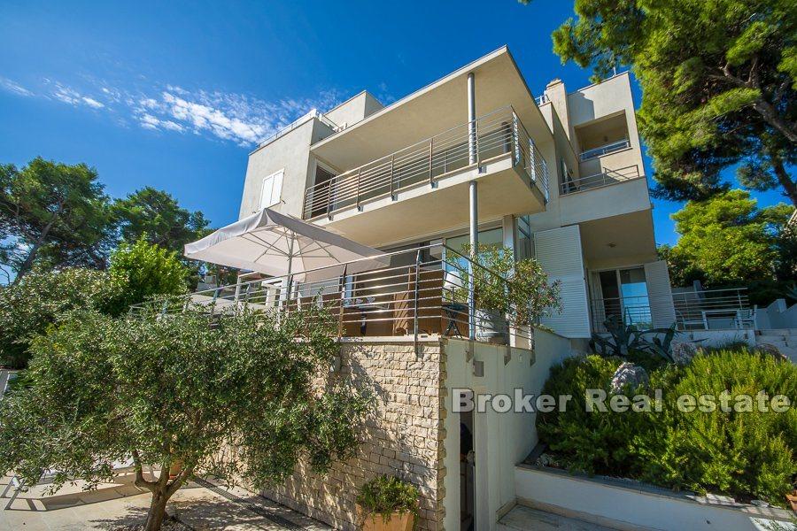 Modern villa med pool, till salu