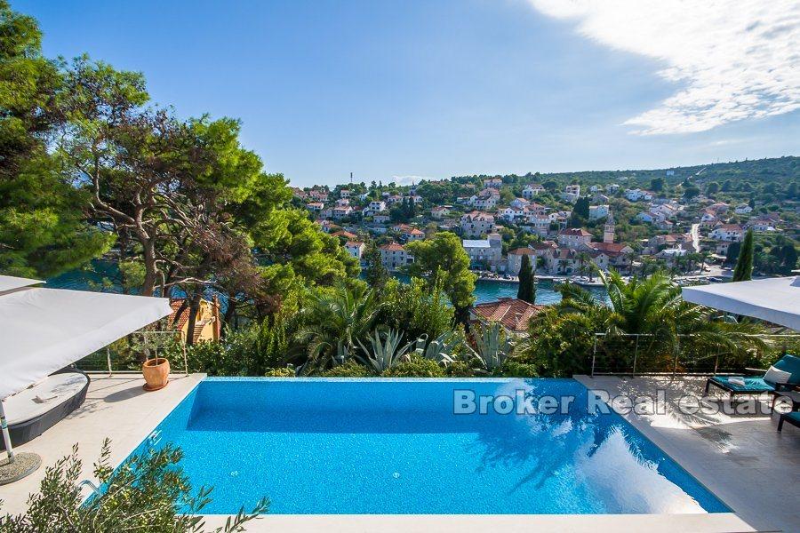 Modern villa med pool, till salu