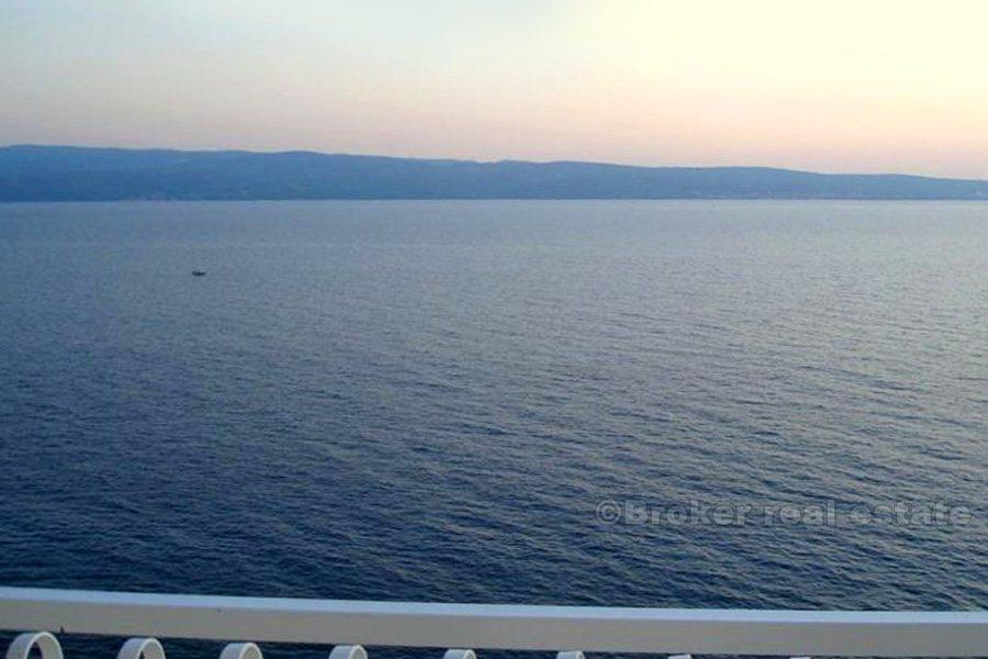 Dom z apartamentami z widokiem na morze, na sprzedaż