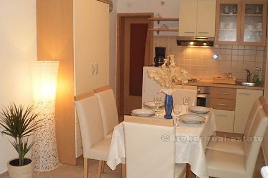 Dom z apartamentami z widokiem na morze, na sprzedaż