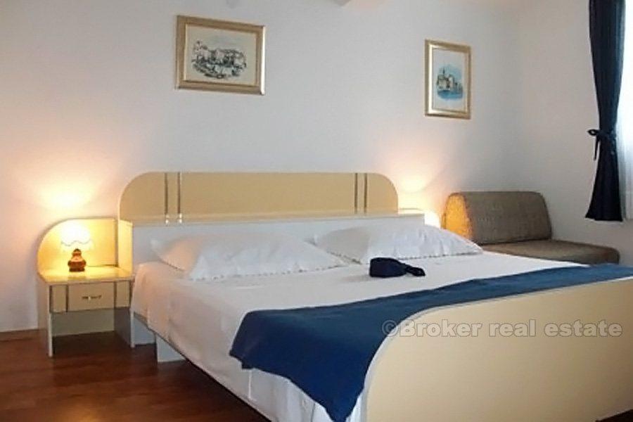 Dom z apartamentami z widokiem na morze, na sprzedaż