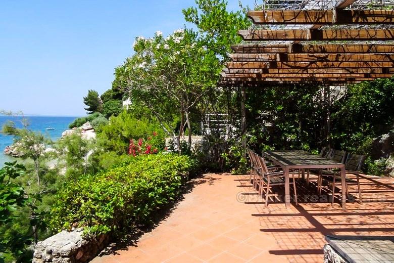 Kuća s velikim građevinskim zemljištem, uz more, na prodaju