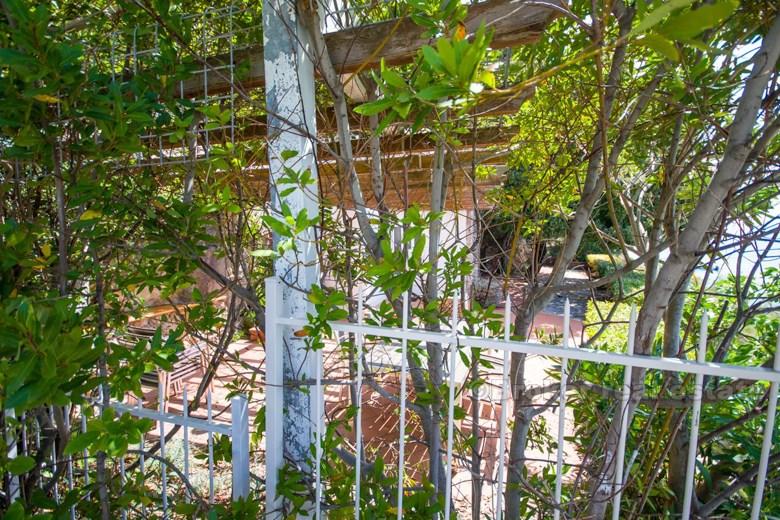 Kuća s velikim građevinskim zemljištem, uz more, na prodaju