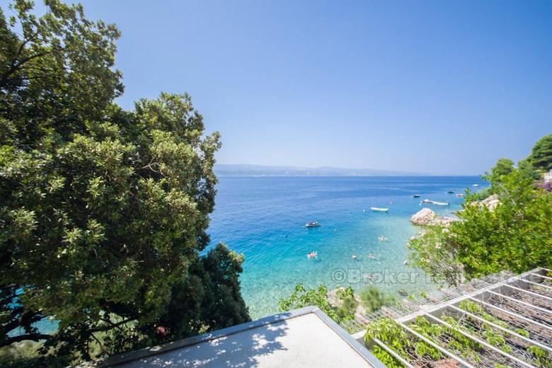 Kuća s velikim građevinskim zemljištem, uz more, na prodaju