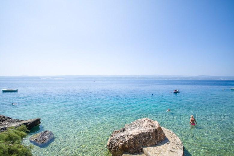 Kuća s velikim građevinskim zemljištem, uz more, na prodaju