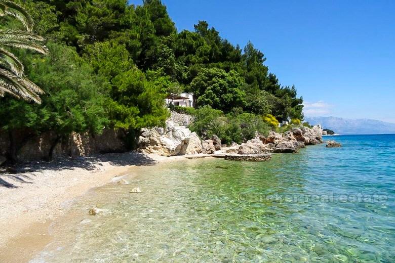 Kuća s velikim građevinskim zemljištem, uz more, na prodaju