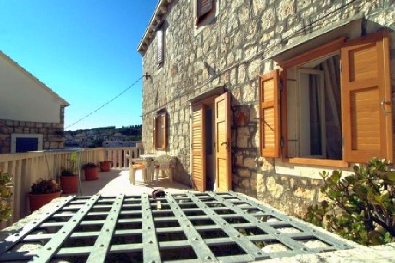 Et vakkert steinhus bygget i 1830, til salgs