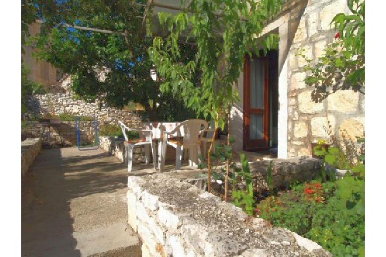 Et vakkert steinhus bygget i 1830, til salgs