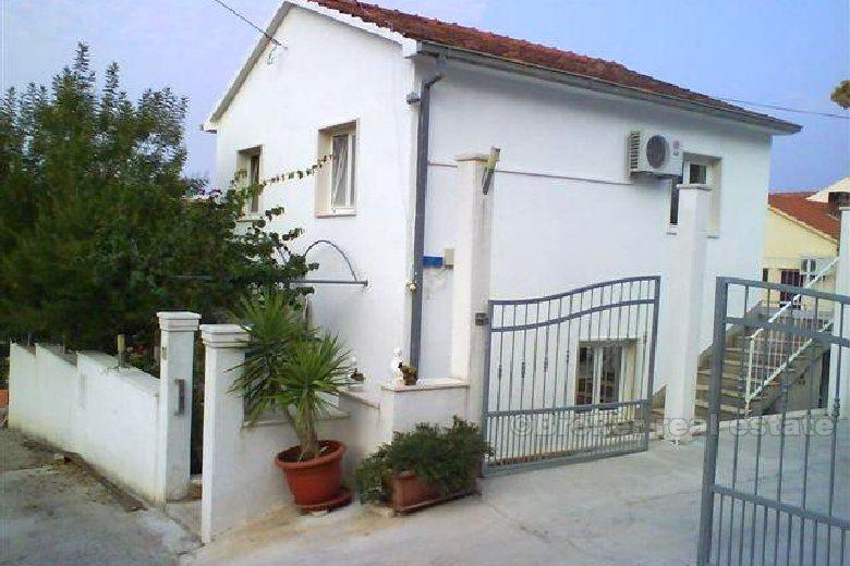 Samostojeća kuća na dvije etaže, na prodaju