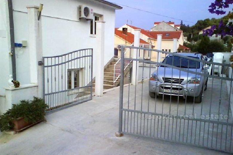 Frittliggende to-etasjes hus, til salgs