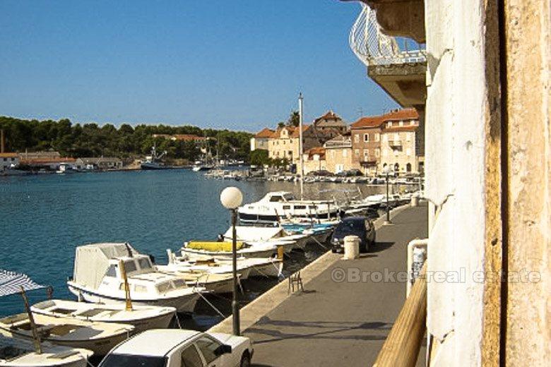 Appartement dans une ancienne maison sur la promenade, à vendre