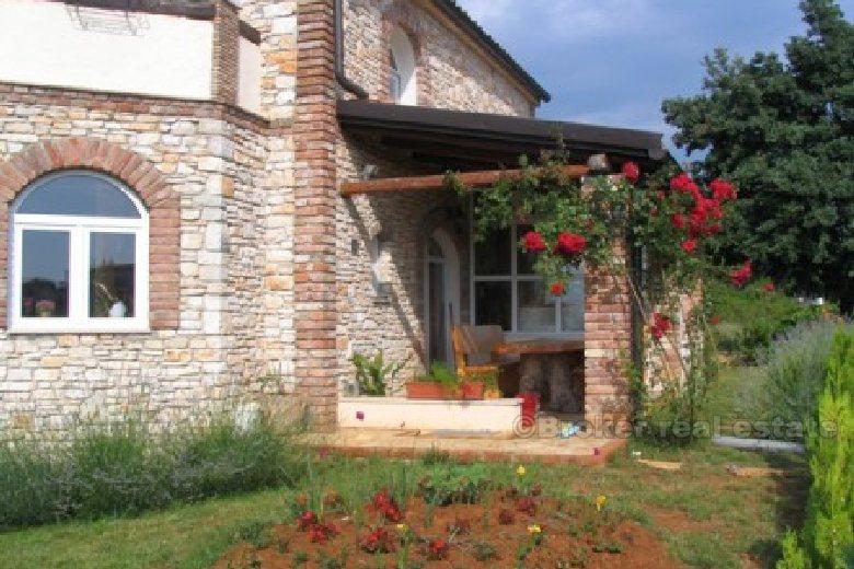 Potpuno namještena vila s bazenom, na prodaju