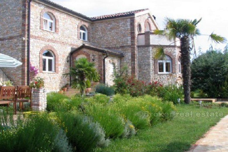 Komplett eingerichtete Villa mit Schwimmbad, zum Verkauf