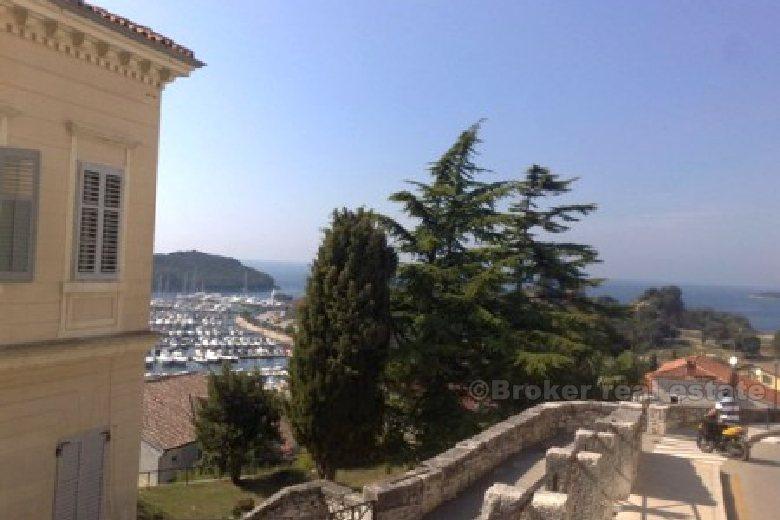 Vakker villa med svømmebasseng, til salgs