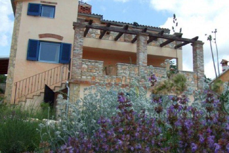 Beautiful villa with swimming pool, for sale