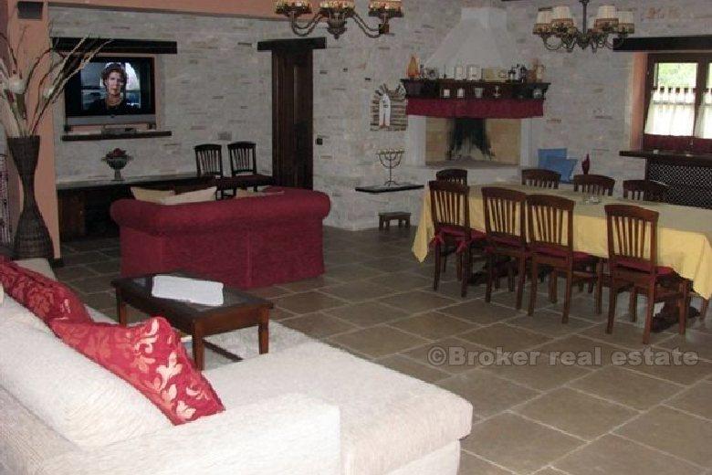 Luksuzna vila s bazenom, na prodaju