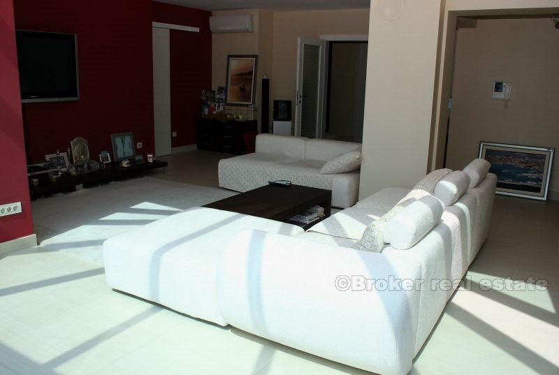 Piękna penthouse, powierzchnia Znjan, na sprzedaż