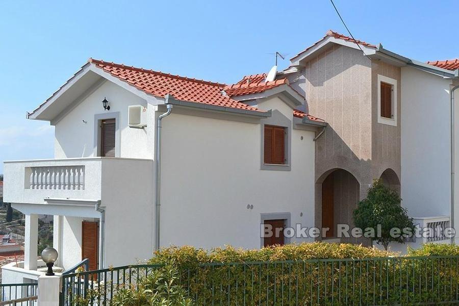 Hus med svømmebasseng, til salgs