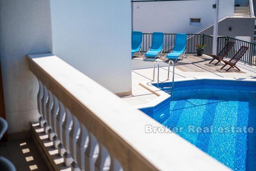 Hus med svømmebasseng, til salgs