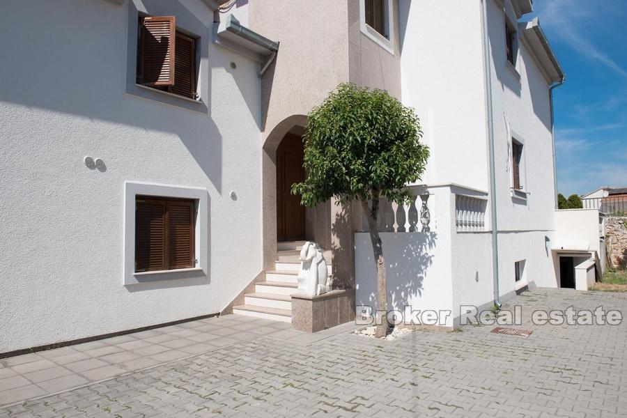 Hus med svømmebasseng, til salgs