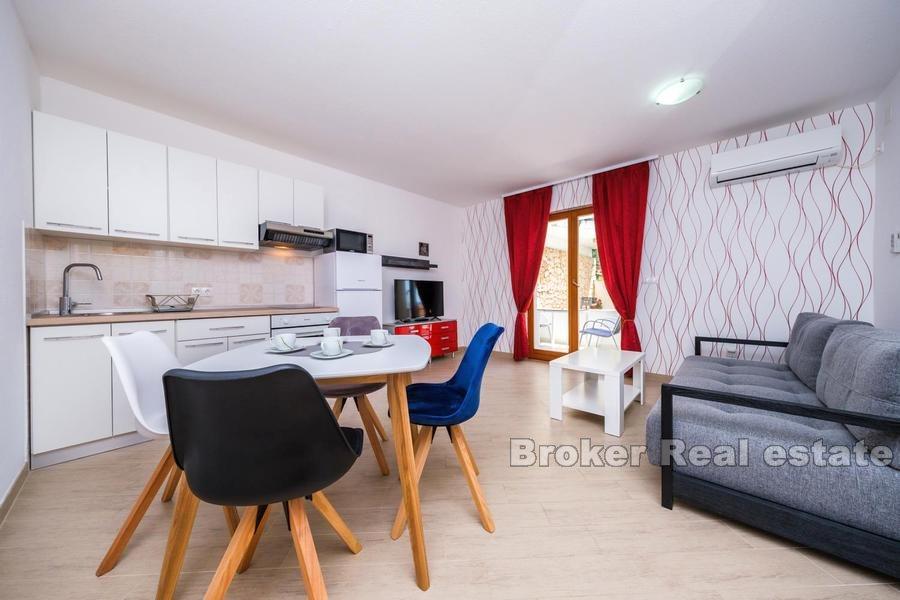 Hus med svømmebasseng, til salgs