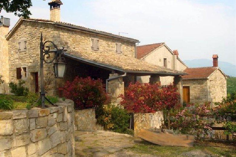 Eco Village med 9 hus, til salgs