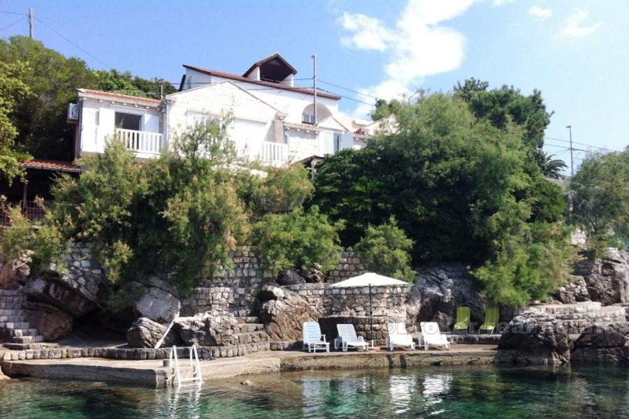 Krásná vila s vlastní pláží na prodej