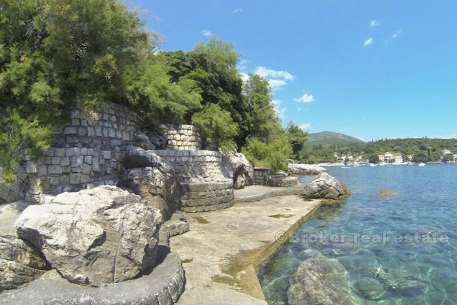 Vakker villa med privat strand, til salgs