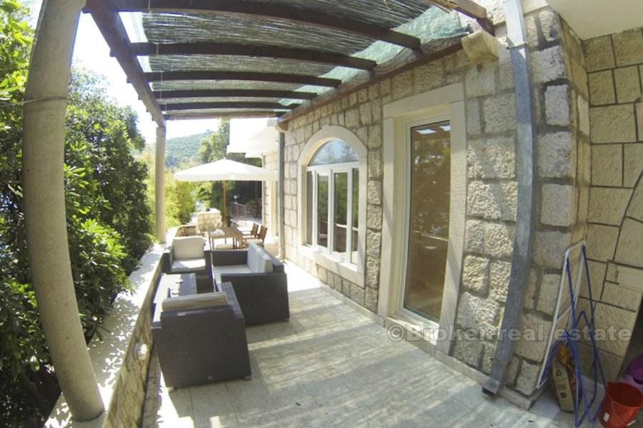 Vakker villa med privat strand, til salgs