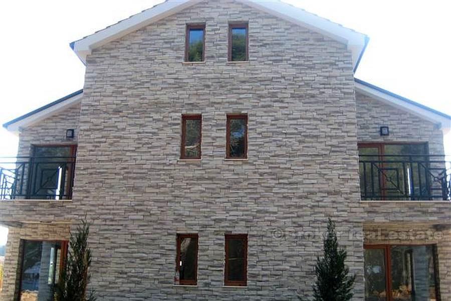 Zweistöckiges Haus, zum Verkauf