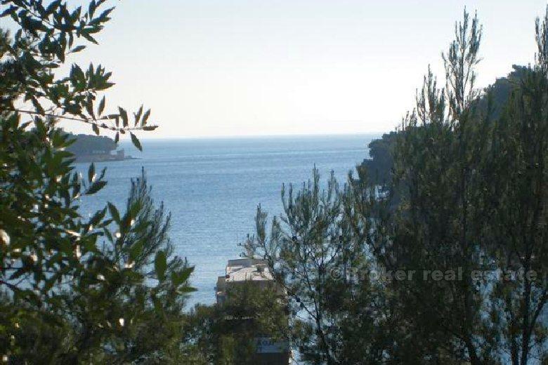 Tomt med to hus, til salgs