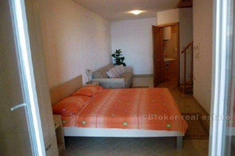 Appartamento duplex con vista sul mare, in vendita