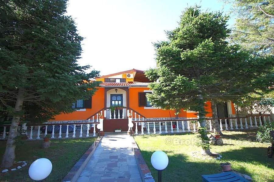 Очаровательная вилла с бассейном, для продажи