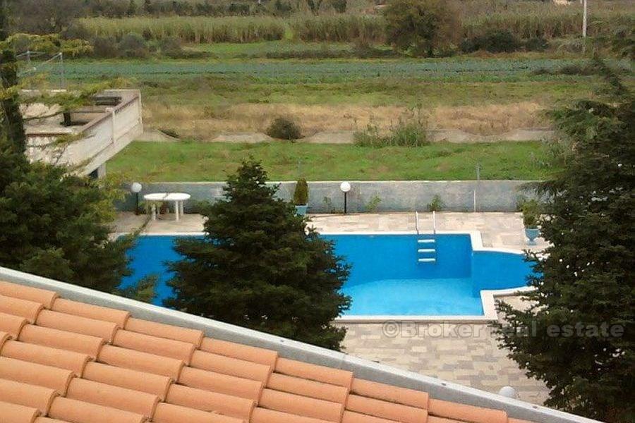 Sjarmerende villa med basseng, til salgs