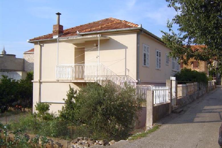 Hus i en liten by, till salu