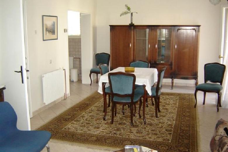 Hus i en liten by, till salu