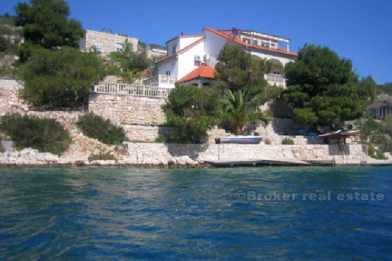 Villa con piscina, fronte mare, in vendita