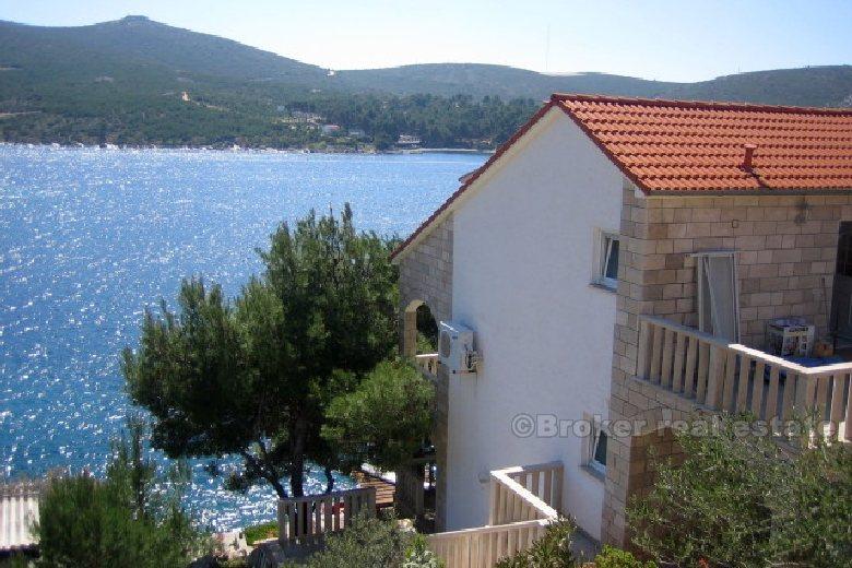 Villa con piscina, fronte mare, in vendita