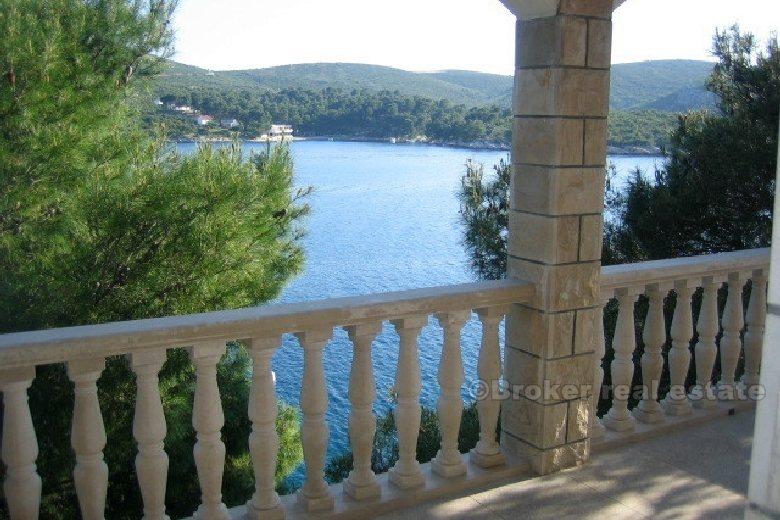 Villa con piscina, fronte mare, in vendita