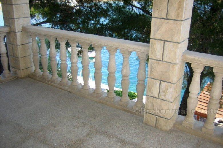 Villa con piscina, fronte mare, in vendita