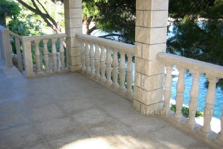 Villa con piscina, fronte mare, in vendita