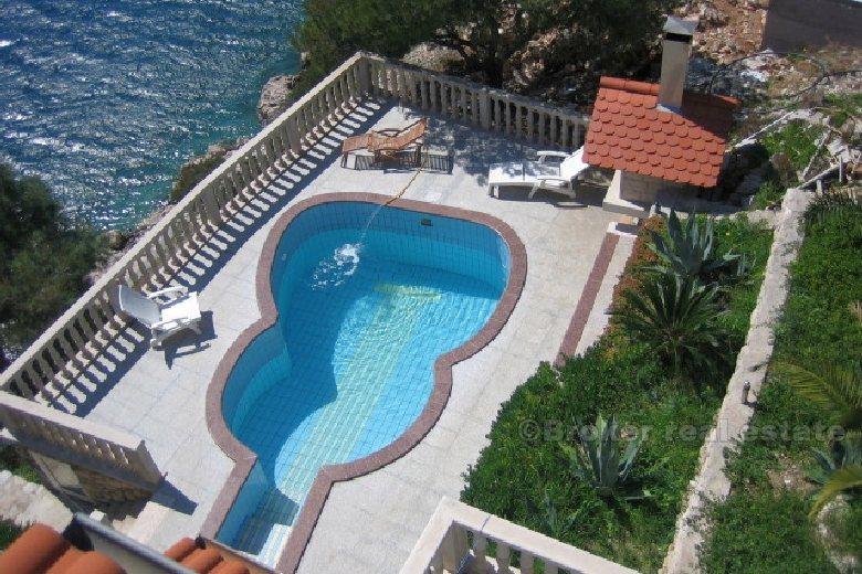 Villa con piscina, fronte mare, in vendita