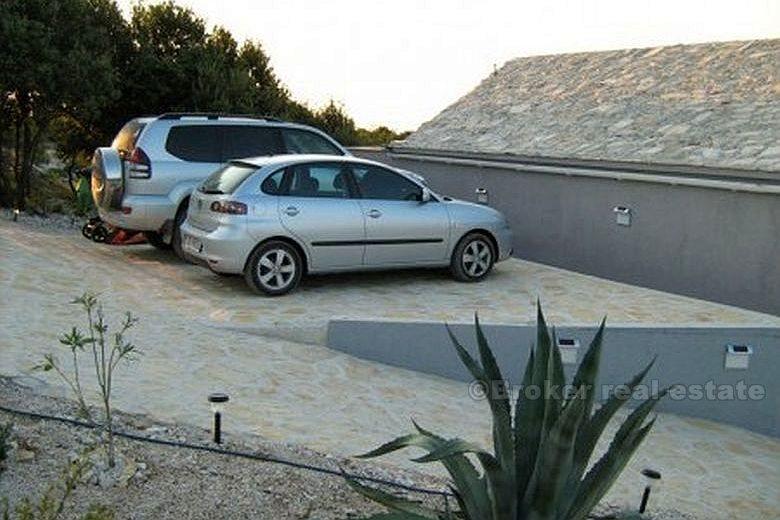 Neugebautes Haus mit Olivenhain, zum Verkauf