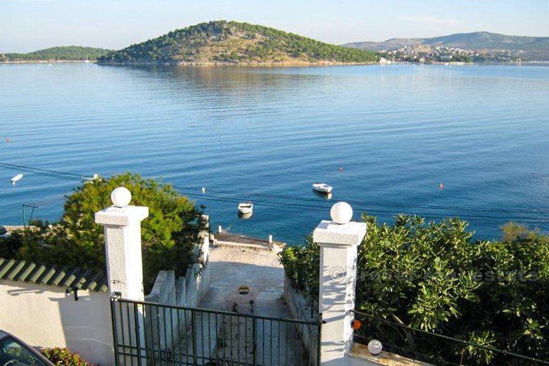 Exceptional villa in the first line to the sea, for sale