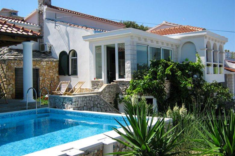 Exceptional villa in the first line to the sea, for sale