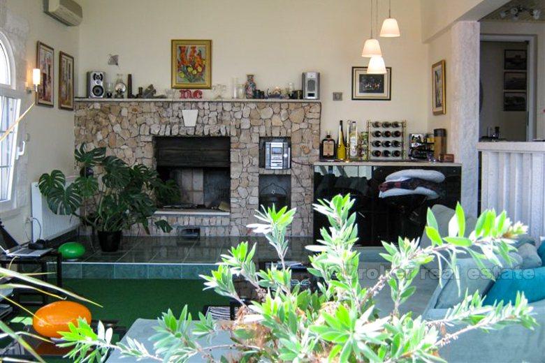 Exceptional villa in the first line to the sea, for sale