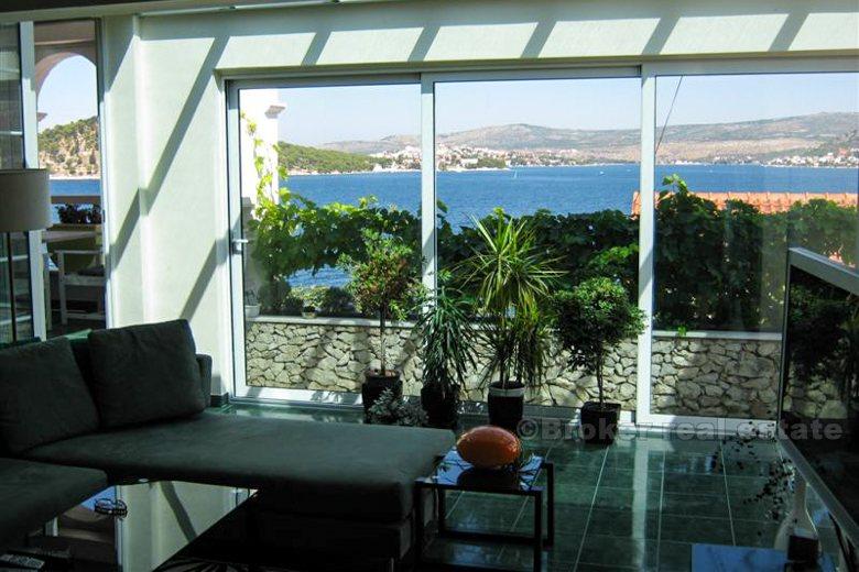 Exceptional villa in the first line to the sea, for sale